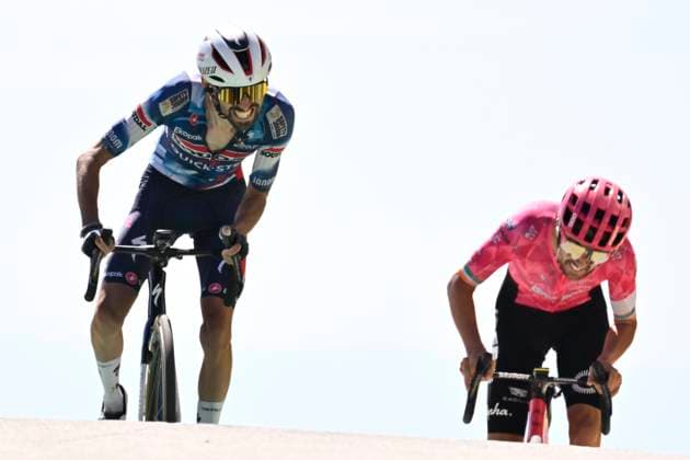 Tour de France 2025 Stage 16 MONT-VENTOUX, FRANCE - JULY 22 : Paret-Peintre Valentin (FRA) of Soudal Quick-Step wins, second place for Healy Ben (IRL) of EF Education - Easypost during stage 16 of the 112th edition of Tour de France an UCI World Tour 2.UWT cycling road race stage for Men Elite of 172 km with start in Montpellier and finish in Mont-Ventoux on July 22, 2025 in Mont-Ventoux, France, 22 07 2025 ( Motordriver Kenny Verfaillie - Mont-Ventoux France  Copyright: xJanxDexMeuleneirx