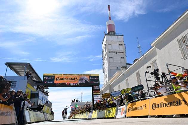 Tour de France 2025 Stage 16 MONT-VENTOUX, FRANCE - JULY 22 : Paret-Peintre Valentin (FRA) of Soudal Quick-Step wins, second place for Healy Ben (IRL) of EF Education - Easypost during stage 16 of the 112th edition of Tour de France an UCI World Tour 2.UWT cycling road race stage for Men Elite of 172 km with start in Montpellier and finish in Mont-Ventoux on July 22, 2025 in Mont-Ventoux, France, 22 07 2025 ( Motordriver Kenny Verfaillie - Mont-Ventoux France  Copyright: xJanxDexMeuleneirx