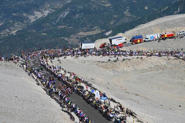 Tour de France 2025 Stage 16 MONT-VENTOUX, FRANCE - JULY 22 : illustration picture of the riders during stage 16 of the 112th edition of Tour de France an UCI World Tour 2.UWT cycling road race stage for Men Elite of 172 km with start in Montpellier and finish in Mont-Ventoux on July 22, 2025 in Mont-Ventoux, France, 22 07 2025 ( Motordriver Kenny Verfaillie - Mont-Ventoux France  Copyright: xVincentxKalutx