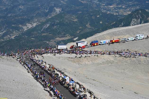 Tour de France 2025 Stage 16 MONT-VENTOUX, FRANCE - JULY 22 : illustration picture of the riders during stage 16 of the 112th edition of Tour de France an UCI World Tour 2.UWT cycling road race stage for Men Elite of 172 km with start in Montpellier and finish in Mont-Ventoux on July 22, 2025 in Mont-Ventoux, France, 22 07 2025 ( Motordriver Kenny Verfaillie - Mont-Ventoux France  Copyright: xVincentxKalutx