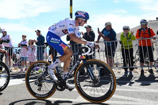 Tour de France 2025 Stage 16 MONT-VENTOUX, FRANCE - JULY 22 : Lipowitz Florian (GER) of Red Bull - BORA - Hansgrohe during stage 16 of the 112th edition of Tour de France an UCI World Tour 2.UWT cycling road race stage for Men Elite of 172 km with start in Montpellier and finish in Mont-Ventoux on July 22, 2025 in Mont-Ventoux, France, 22 07 2025 ( Motordriver Kenny Verfaillie - Mont-Ventoux France  Copyright: xVincentxKalutx