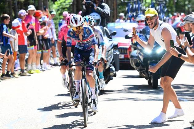 Tour de France 2025 Stage 16 MONT-VENTOUX, FRANCE - JULY 22 : Healy Ben (IRL) of EF Education - Easypost, Buitrago Santiago (COL) of Bahrain - Victorious, Paret-Peintre Valentin (FRA) of Soudal Quick-Step during stage 16 of the 112th edition of Tour de France an UCI World Tour 2.UWT cycling road race stage for Men Elite of 172 km with start in Montpellier and finish in Mont-Ventoux on July 22, 2025 in Mont-Ventoux, France, 22 07 2025 ( Motordriver Kenny Verfaillie - Mont-Ventoux France  Copyright: xVincentxKalutx