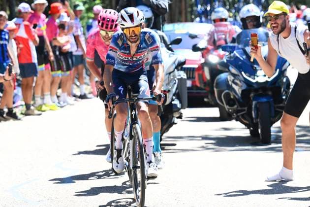 Tour de France 2025 Stage 16 MONT-VENTOUX, FRANCE - JULY 22 : Healy Ben (IRL) of EF Education - Easypost, Buitrago Santiago (COL) of Bahrain - Victorious, Paret-Peintre Valentin (FRA) of Soudal Quick-Step during stage 16 of the 112th edition of Tour de France an UCI World Tour 2.UWT cycling road race stage for Men Elite of 172 km with start in Montpellier and finish in Mont-Ventoux on July 22, 2025 in Mont-Ventoux, France, 22 07 2025 ( Motordriver Kenny Verfaillie - Mont-Ventoux France  Copyright: xVincentxKalutx