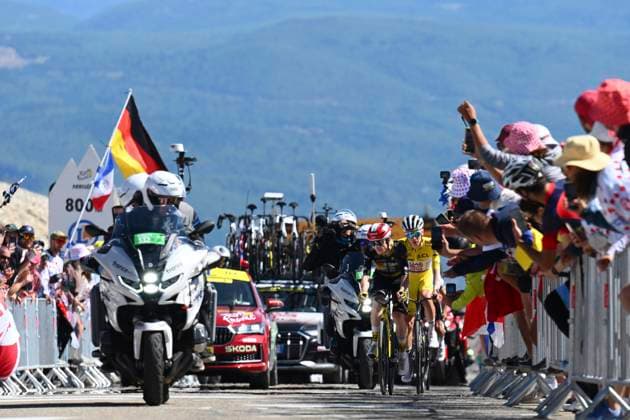 Tour de France 2025 Stage 16 MONT-VENTOUX, FRANCE - JULY 22 : Pogacar Tadej (SLO) of UAE Team Emirates, Vingegaard Jonas (DEN) of Team Visma Lease a Bike during stage 16 of the 112th edition of Tour de France an UCI World Tour 2.UWT cycling road race stage for Men Elite of 172 km with start in Montpellier and finish in Mont-Ventoux on July 22, 2025 in Mont-Ventoux, France, 22 07 2025 ( Motordriver Kenny Verfaillie - Mont-Ventoux France  Copyright: xVincentxKalutx