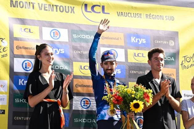 Tour de France 2025 Stage 16 MONT-VENTOUX, FRANCE - JULY 22 : Paret-Peintre Valentin (FRA) of Soudal Quick-Step pictured during the podium ceremony of stage 16 of the 112th edition of Tour de France an UCI World Tour 2.UWT cycling road race stage for Men Elite of 172 km with start in Montpellier and finish in Mont-Ventoux on July 22, 2025 in Mont-Ventoux, France, 22 07 2025 ( Motordriver Kenny Verfaillie - Mont-Ventoux France  Copyright: xJanxDexMeuleneirx