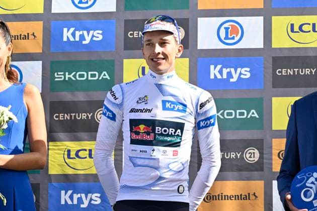Tour de France 2025 Stage 16 MONT-VENTOUX, FRANCE - JULY 22 : Lipowitz Florian (GER) of Red Bull - BORA - Hansgrohe pictured with the white jersey during the podium ceremony of stage 16 of the 112th edition of Tour de France an UCI World Tour 2.UWT cycling road race stage for Men Elite of 172 km with start in Montpellier and finish in Mont-Ventoux on July 22, 2025 in Mont-Ventoux, France, 22 07 2025 ( Motordriver Kenny Verfaillie - Mont-Ventoux France  Copyright: xJanxDexMeuleneirx