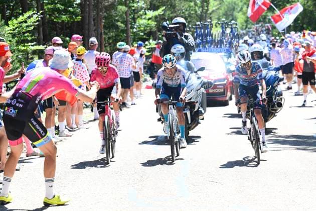 Tour de France 2025 Stage 16 MONT-VENTOUX, FRANCE - JULY 22 : Healy Ben (IRL) of EF Education - Easypost, Buitrago Santiago (COL) of Bahrain - Victorious, Paret-Peintre Valentin (FRA) of Soudal Quick-Step during stage 16 of the 112th edition of Tour de France an UCI World Tour 2.UWT cycling road race stage for Men Elite of 172 km with start in Montpellier and finish in Mont-Ventoux on July 22, 2025 in Mont-Ventoux, France, 22 07 2025 ( Motordriver Kenny Verfaillie - Mont-Ventoux France  Copyright: xVincentxKalutx