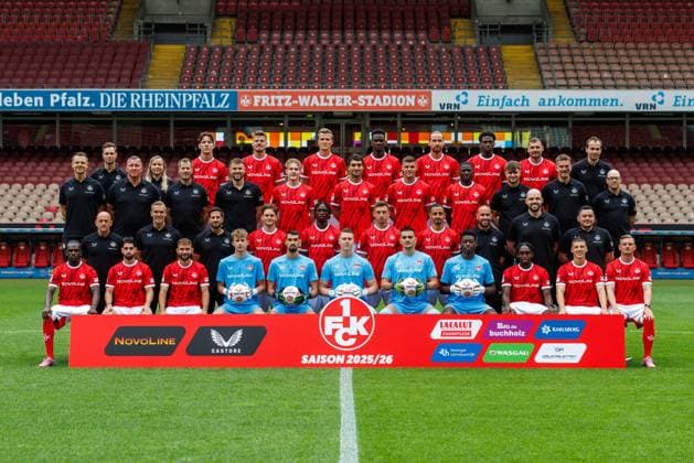 Top row from left Fabian Kobel rehab and athletic trainer 1 FC Kaiserslautern , Lisa Eisel physiotherapist 1 FC Kaiserslautern , Leon Robinson 1 FC Kaiserslautern , Jan Elvedi 1 FC Kaiserslautern , Fabian Kunze 1 FC Kaiserslautern , Maxwell Gyamfi 1 FC Kaiserslautern , Jannis Heuer 1 FC Kaiserslautern , Faride Alidou 1 FC Kaiserslautern , Luca Sirch 1 FC Kaiserslautern , Dr. Niels Veith Team Doctor 1 FC Kaiserslautern , second row from top left Jimmy Lohberg Head of Athletics and Performance 1 FC Kaiserslautern , Dennis Rudel Goalkeeper Coordinator 1 FC Kaiserslautern , Soeren Rittmeier Goalkeeper Coach 1 FC Kaiserslautern , Max Lieberknecht Video Analysis 1 FC Kaiserslautern , Mika Haas 1 FC Kaiserslautern , Mahir Emreli 1 FC Kaiserslautern , Erik Wekesser 1 FC Kaiserslautern , Afeez Aremu 1 FC Kaiserslautern , Dominik Rudy Physiotherapist 1 FC Kaiserslautern , Johannes Wekesser Physiotherapist 1 FC Kaiserslautern , Johannes Wekesser Physiotherapist 1 FC Kaiserslautern , Christian Frank Physiotherapist 1 FC Kaiserslautern , second row from bottom left Thorsten Lieberknecht coach 1 FC Kaiserslautern , Carsten Rump co-coach 1 FC Kaiserslautern , Niklas Martin co-coach 1 FC Kaiserslautern , Florian Kleinhansl 1 FC Kaiserslautern , Dickson Abiama 1 FC Kaiserslautern , Daniel Hanslik 1 FC Ka Copyright: xEibner-Pressefoto AlexanderxNeisx EP_ANS