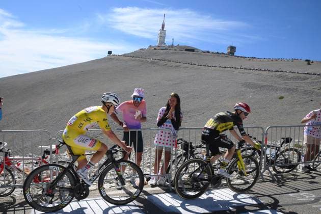 Tour de France 2025 Stage 16 MONT-VENTOUX, FRANCE - JULY 22 : Pogacar Tadej (SLO) of UAE Team Emirates, Vingegaard Jonas (DEN) of Team Visma Lease a Bike during stage 16 of the 112th edition of Tour de France an UCI World Tour 2.UWT cycling road race stage for Men Elite of 172 km with start in Montpellier and finish in Mont-Ventoux on July 22, 2025 in Mont-Ventoux, France, 22 07 2025 ( Motordriver Kenny Verfaillie - Mont-Ventoux France  Copyright: xBernardxPaponx