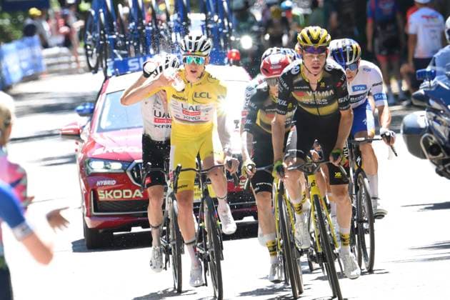 Tour de France 2025 Stage 16 MONT-VENTOUX, FRANCE - JULY 22 : Pogacar Tadej (SLO) of UAE Team Emirates, Vingegaard Jonas (DEN) of Team Visma Lease a Bike during stage 16 of the 112th edition of Tour de France an UCI World Tour 2.UWT cycling road race stage for Men Elite of 172 km with start in Montpellier and finish in Mont-Ventoux on July 22, 2025 in Mont-Ventoux, France, 22 07 2025 ( Motordriver Kenny Verfaillie - Mont-Ventoux France  Copyright: xBernardxPaponx