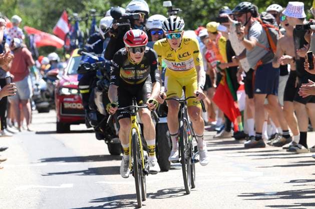 Tour de France 2025 Stage 16 MONT-VENTOUX, FRANCE - JULY 22 : Pogacar Tadej (SLO) of UAE Team Emirates, Vingegaard Jonas (DEN) of Team Visma Lease a Bike during stage 16 of the 112th edition of Tour de France an UCI World Tour 2.UWT cycling road race stage for Men Elite of 172 km with start in Montpellier and finish in Mont-Ventoux on July 22, 2025 in Mont-Ventoux, France, 22 07 2025 ( Motordriver Kenny Verfaillie - Mont-Ventoux France  Copyright: xBernardxPaponx