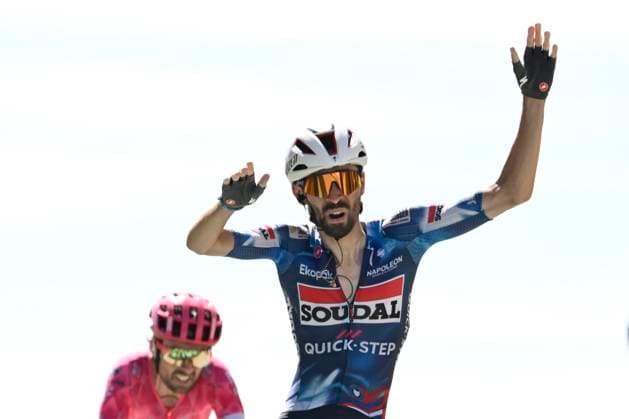 Tour de France 2025 Stage 16 MONT-VENTOUX, FRANCE - JULY 22 : Paret-Peintre Valentin (FRA) of Soudal Quick-Step wins, second place for Healy Ben (IRL) of EF Education - Easypost during stage 16 of the 112th edition of Tour de France an UCI World Tour 2.UWT cycling road race stage for Men Elite of 172 km with start in Montpellier and finish in Mont-Ventoux on July 22, 2025 in Mont-Ventoux, France, 22 07 2025 ( Motordriver Kenny Verfaillie - Mont-Ventoux France  Copyright: xJanxDexMeuleneirx