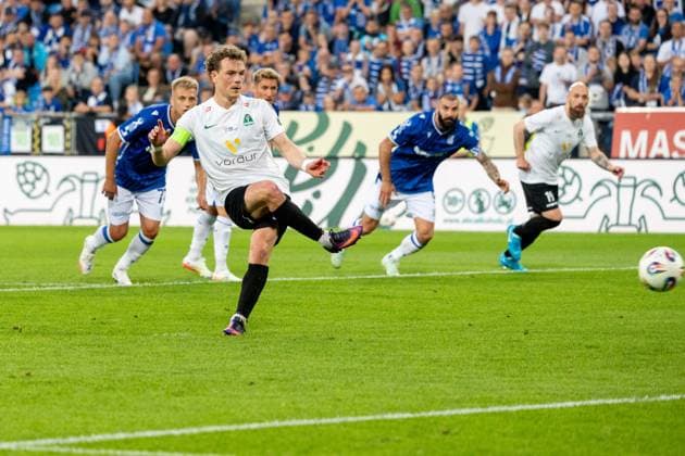 Lech Poznan - Breioablik Breidablik Kopavogur 22.07.2025 football, Poznan, UEFA Champions League second qualifying round game Lech Poznan - Breioablik Breidablik Kopavogur image shows: hoskuldur Gunnlaugsson penalty kick goal photo Katarzyna Plewczynska Fotostyk Copyright: xKatarzynaxPlewczynskax 20250722FCTKP248