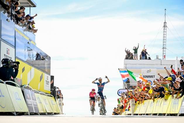 Tour de France 2025 Stage 16 MONT-VENTOUX, FRANCE - JULY 22 : Paret-Peintre Valentin (FRA) of Soudal - Quick Step celebrate the win during stage 16 of the 112th edition of Tour de France an UCI World Tour 2.UWT cycling road race stage for Men Elite of 172 km with start in Montpellier and finish in Mont-Ventoux on July 22, 2025 in Mont-Ventoux, France, 22 07 2025 ( Motordriver Kenny Verfaillie - Mont-Ventoux France  Copyright: xJanxDexMeuleneirx