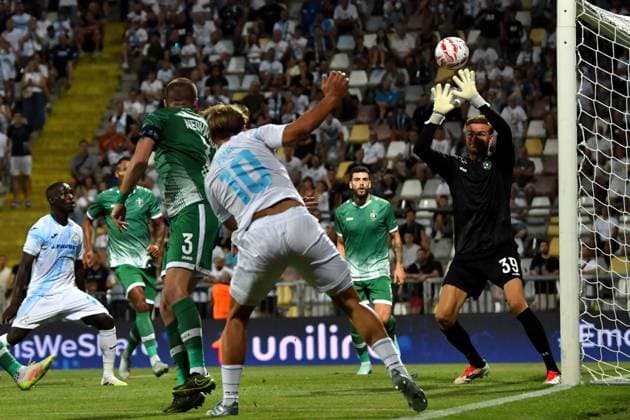 Rijeka, Croatia, July 22th 2025: Toni Fruk of Rijeka (CL) in action against Hendrik Bonmann of Ludogorets (R) during the UEFA Champions League, Second qualifying round, 1st leg, match between Rijeka (Croatia) and Ludogorets (Bulgaria) at Stadium Rujevica, Rijeka, Croatia. (Natasa Kupljenik SPP) Copyright: xNatasaxKupljenikx xSPPx SPP_1027388