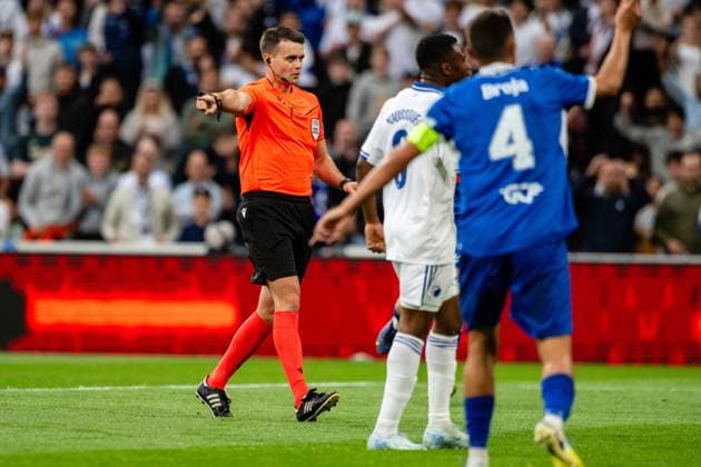 FC Copenhagen v FC Drita, UEFA Champions League qualification football, Copenhagen, Denmark Copenhagen, Denmark. 22nd, July 2025. Referee Martin Matosa points at the penalty spot during the UEFA Champions League qualification match between FC Copenhagen and FC Drita at Parken in Copenhagen. Denmark, Copenhagen  Copyright: xGonzalesxPhoto TobiasxJorgensenx