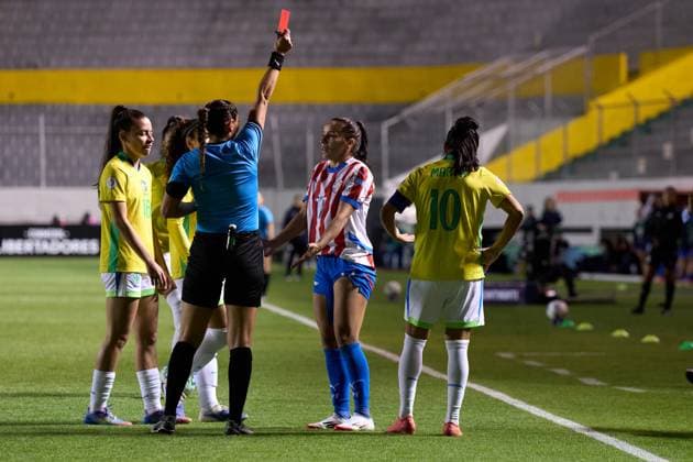 Camila Arrieta of Paraguay is booked a red card by Referee Marcelly Zambrano of Ecuador during the Group B match of Copa America Feminina between Brazil and Paraguay at Estadio Gonzalo Pozo Ripalda on July 22, 2025 in Quito, Ecuador (Photo by Camilla Stolen Imago) Buenos Aires Ecuador Copyright: xCamillaxStolenx L1044812