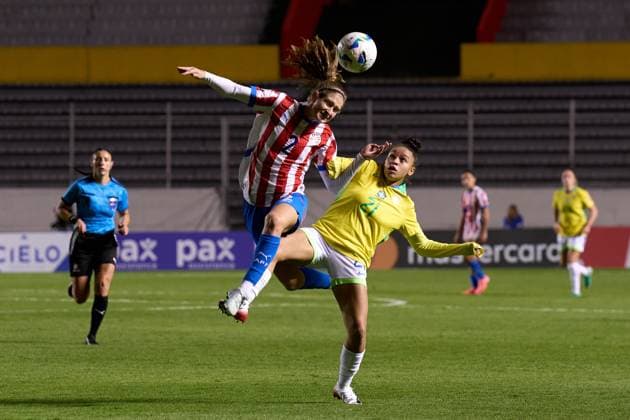 Dudinha of Brazil fights for a header with Camila Barbosa of Paraguay during the Group B match of Copa America Feminina between Brazil and Paraguay at Estadio Gonzalo Pozo Ripalda on July 22, 2025 in Quito, Ecuador (Photo by Camilla Stolen Imago) Buenos Aires Ecuador Copyright: xCamillaxStolenx L1044859