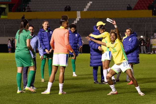 Brazil squad with Luany and Marta Vieira Da Silva celebrate the win over Paraguay with Brazil fans during the Group B match of Copa America Feminina between Brazil and Paraguay at Estadio Gonzalo Pozo Ripalda on July 22, 2025 in Quito, Ecuador (Photo by Camilla Stolen Imago) Buenos Aires Ecuador Copyright: xCamillaxStolenx L1045114