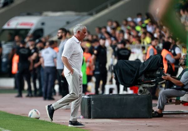 Atakas Hatayspor v Fenerbahce - Turkish Super Lig MERSIN, TURKIYE - MAY 26: Head coach Jose Mourinho of Fenerbahce gestures during the 37th week of the Turkish Super Lig between Fenerbahce and Atakas Hatayspor at Mersin Stadium in Mersin, Turkiye, on May 26, 2025. Mersin Turkey. Editorial use only. Please get in touch for any other usage.  Copyright: x2025xAnadoluxSerkanxAvcix