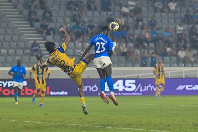 Champions League Leg 1: Pafos FC v MACCABI TEL AVIV Dor Peretz 42 of Maccabi Tel Aviv attemps a bicycle kick as Derick Luckassen 23 of Pafos FC goes for the ball during the Uefa Champions League Leg 1 game Pafos FC v Maccabi Tel Aviv at Alphamega Stadium on 22 of July 2025 Limassol Limassol CYPRUS Copyright: xXENOPHONxKARAKALOSx