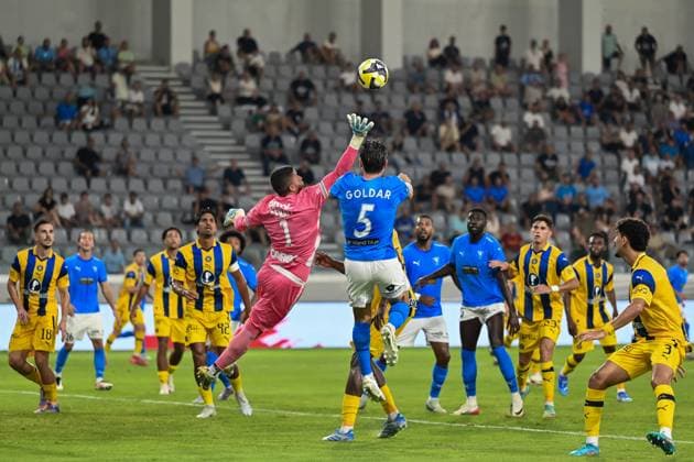 Champions League Leg 1: Pafos FC v MACCABI TEL AVIV Yoav Geralfi 1 of Maccabi Tel Aviv intercepts the ball before Davis Goldar 5 of Pafos FC make a move during the Uefa Champions League Leg 1 game Pafos FC v Maccabi Tel Aviv at Alphamega Stadium on 22 of July 2025 Limassol Limassol CYPRUS Copyright: xXENOPHONxKARAKALOSx