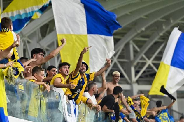 Champions League Leg 1: Pafos FC v MACCABI TEL AVIV Fans of Maccabi Tel Aviv eact after the equalizer during a Uefa Champions League Leg 1 game Pafos FC v Maccabi Tel Aviv at Alphamega Stadium on 22 of July 2025 Limassol Limassol CYPRUS Copyright: xXENOPHONxKARAKALOSx