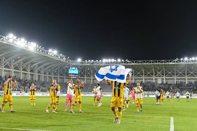 Champions League Leg 1: Pafos FC v MACCABI TEL AVIV Elad Madmon 19 of Maccabi Tel Aviv holds the Israelian flag at the end of Uefa Champions League Leg 1 game Pafos FC v Maccabi Tel Aviv at Alphamega Stadium on 22 of July 2025 Limassol Limassol CYPRUS Copyright: xXENOPHONxKARAKALOSx