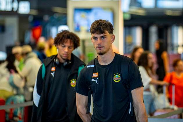 SOCCER - UEFA ECL, Decic vs Rapid SCHWECHAT,AUSTRIA,23.JUL.25 - SOCCER - UEFA Europa Conference League, qualification, FK Decic Tuzi vs SK Rapid Wien, preview, departure Rapid. Image shows Moritz Oswald (Rapid) and Janis Antiste (Rapid).  GEPAxpictures xKevinxHackner