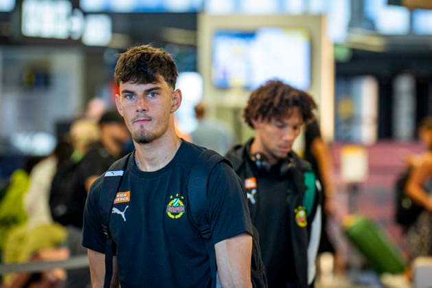 SOCCER - UEFA ECL, Decic vs Rapid SCHWECHAT,AUSTRIA,23.JUL.25 - SOCCER - UEFA Europa Conference League, qualification, FK Decic Tuzi vs SK Rapid Wien, preview, departure Rapid. Image shows Moritz Oswald (Rapid) and Janis Antiste (Rapid).  GEPAxpictures xKevinxHackner