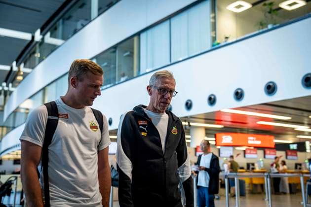 SOCCER - UEFA ECL, Decic vs Rapid SCHWECHAT,AUSTRIA,23.JUL.25 - SOCCER - UEFA Europa Conference League, qualification, FK Decic Tuzi vs SK Rapid Wien, preview, departure Rapid. Image shows assistant coach Daniel Seper and head coach Peter Stoeger (Rapid).  GEPAxpictures xKevinxHackner