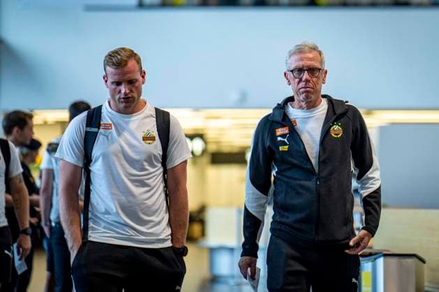 SOCCER - UEFA ECL, Decic vs Rapid SCHWECHAT,AUSTRIA,23.JUL.25 - SOCCER - UEFA Europa Conference League, qualification, FK Decic Tuzi vs SK Rapid Wien, preview, departure Rapid. Image shows assistant coach Daniel Seper and head coach Peter Stoeger (Rapid).  GEPAxpictures xKevinxHackner