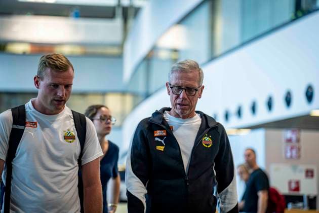 SOCCER - UEFA ECL, Decic vs Rapid SCHWECHAT,AUSTRIA,23.JUL.25 - SOCCER - UEFA Europa Conference League, qualification, FK Decic Tuzi vs SK Rapid Wien, preview, departure Rapid. Image shows assistant coach Daniel Seper and head coach Peter Stoeger (Rapid).  GEPAxpictures xKevinxHackner
