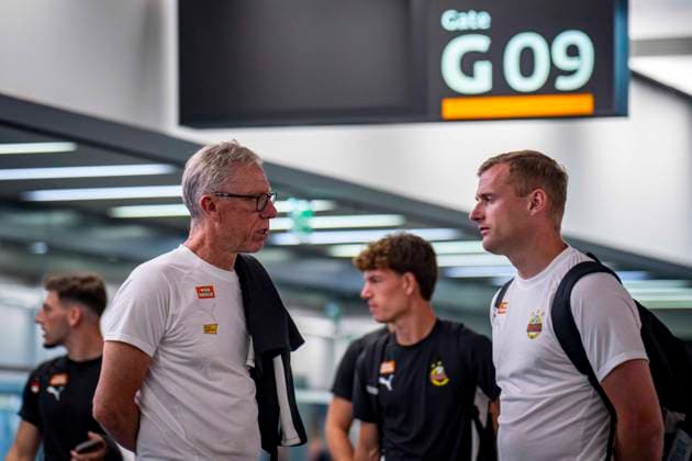 SOCCER - UEFA ECL, Decic vs Rapid SCHWECHAT,AUSTRIA,23.JUL.25 - SOCCER - UEFA Europa Conference League, qualification, FK Decic Tuzi vs SK Rapid Wien, preview, departure Rapid. Image shows assistant coach Daniel Seper and head coach Peter Stoeger (Rapid).  GEPAxpictures xKevinxHackner