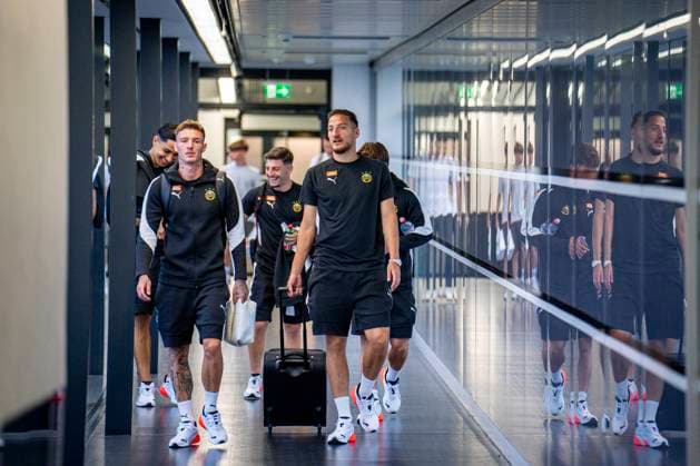 SOCCER - UEFA ECL, Decic vs Rapid SCHWECHAT,AUSTRIA,23.JUL.25 - SOCCER - UEFA Europa Conference League, qualification, FK Decic Tuzi vs SK Rapid Wien, preview, departure Rapid. Image shows Bendeguz Bolla and Ercan Kara (Rapid).  GEPAxpictures xKevinxHackner
