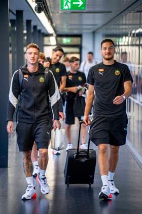 SOCCER - UEFA ECL, Decic vs Rapid SCHWECHAT,AUSTRIA,23.JUL.25 - SOCCER - UEFA Europa Conference League, qualification, FK Decic Tuzi vs SK Rapid Wien, preview, departure Rapid. Image shows Bendeguz Bolla and Ercan Kara (Rapid).  GEPAxpictures xKevinxHackner