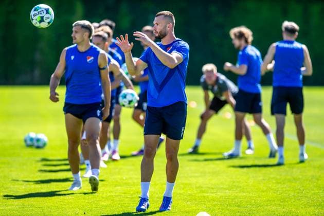 Erik Prekop (middle) attends a training session of Banik Ostrava players prior to the UEFA Europa League match: FC Banik Ostrava vs Legia Warszawa, in Ostrava, Czech Republic, July 23, 2025. (CTKxPhoto VladimirxPrycek) CTKPhotoP2025072303174  CTKPhotoP2025072303174