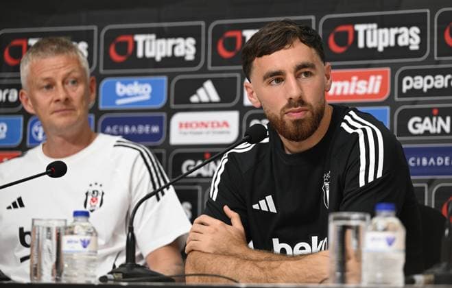 Ahead of Besiktas - Shakhtar Donetsk match in Istanbul ISTANBUL, TURKIYE - JULY 23: Besiktas player Orkun Kokcu and Besiktas head coach Ole Gunnar Solskjaer speak during a press conference, PK, Pressekonferenz ahead of the UEFA Europa League second qualifying round first leg match against Ukrainian team Shakhtar Donetsk on July 23, 2025 in Istanbul, Turkiye. Hakan Nural Anadolu Istanbul Turkey. Editorial use only. Please get in touch for any other usage.  Copyright: x2025xAnadoluxHakanxNuralx