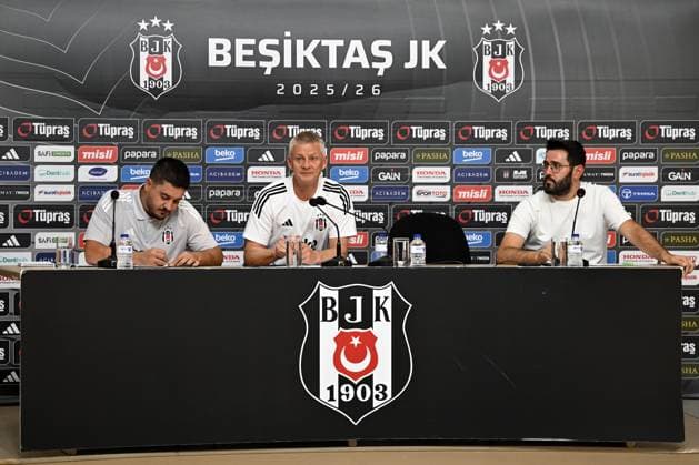 Ahead of Besiktas - Shakhtar Donetsk match in Istanbul ISTANBUL, TURKIYE - JULY 23: Besiktas player Orkun Kokcu and Besiktas head coach Ole Gunnar Solskjaer speak during a press conference, PK, Pressekonferenz ahead of the UEFA Europa League second qualifying round first leg match against Ukrainian team Shakhtar Donetsk on July 23, 2025 in Istanbul, Turkiye. Hakan Nural Anadolu Istanbul Turkey. Editorial use only. Please get in touch for any other usage.  Copyright: x2025xAnadoluxHakanxNuralx