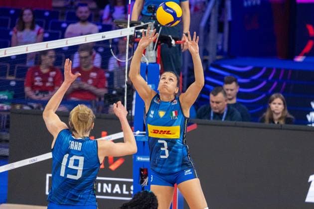Italy - USA 23.07.2025 Lodz, Poland, women s Volleyball Nations League 2025, final round finals quarterfinals, game ( match ) Italy - USA; (siatkowka, Liga Narodow kobiet, cwiercfinal , runda finalowa Wlochy - USA) image shows: Sarah Luisa Fahr (L) Carlotta Cambi (R) photo Katarzyna Plewczynska Fotostyk Copyright: xKatarzynaxPlewczynskax 20250723FCTKP224