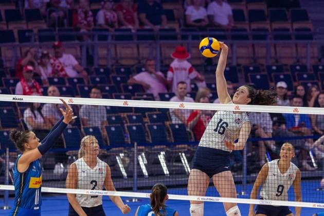 Italy - USA 23.07.2025 Lodz, Poland, women s Volleyball Nations League 2025, final round finals quarterfinals, game ( match ) Italy - USA; (siatkowka, Liga Narodow kobiet, cwiercfinal , runda finalowa Wlochy - USA) image shows: Dana Rettke (16) photo Katarzyna Plewczynska Fotostyk Copyright: xKatarzynaxPlewczynskax 20250723FCTKP019