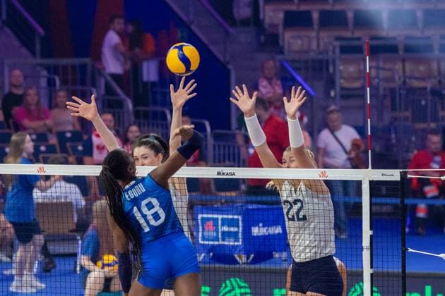 Italy - USA 23.07.2025 Lodz, Poland, women s Volleyball Nations League 2025, final round finals quarterfinals, game ( match ) Italy - USA; (siatkowka, Liga Narodow kobiet, cwiercfinal , runda finalowa Wlochy - USA) image shows: Paola Ogechi Egonu (L) Sarah Franklin (R) photo Katarzyna Plewczynska Fotostyk Copyright: xKatarzynaxPlewczynskax 20250723FCTKP023