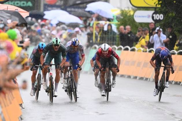 Tour de France 2025 Stage 17 VALENCE, FRANCE - JULY 23 : Milan Jonathan (ITA) of Lidl - Trek wins the sprint, second place for Meeus Jordi (BEL) of Red Bull - BORA - Hansgrohe, third place for Andresen Tobias Lund (DEN) of Team Picnic PostNL during stage 17 of the 112th edition of Tour de France an UCI World Tour 2.UWT cycling road race stage for Men Elite of 161 km with start in Bollene and finish in Valence on July 23, 2025 in Valence, France, 23 07 2025 ( Motordriver Kenny Verfaillie - Valence France  Copyright: xVincentxKalutx