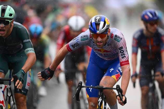 Tour de France 2025 Stage 17 VALENCE, FRANCE - JULY 23 : Milan Jonathan (ITA) of Lidl - Trek wins the sprint, second place for Meeus Jordi (BEL) of Red Bull - BORA - Hansgrohe, third place for Andresen Tobias Lund (DEN) of Team Picnic PostNL during stage 17 of the 112th edition of Tour de France an UCI World Tour 2.UWT cycling road race stage for Men Elite of 161 km with start in Bollene and finish in Valence on July 23, 2025 in Valence, France, 23 07 2025 ( Motordriver Kenny Verfaillie - Valence France  Copyright: xVincentxKalutx