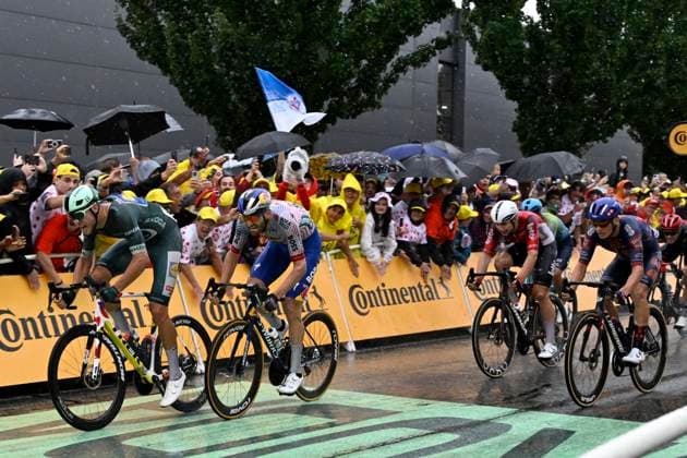 Tour de France 2025 Stage 17 VALENCE, FRANCE - JULY 23 : Milan Jonathan (ITA) of Lidl - Trek wins the sprint, second place for Meeus Jordi (BEL) of Red Bull - BORA - Hansgrohe, third place for Andresen Tobias Lund (DEN) of Team Picnic PostNL, De Lie Arnaud (BEL) of Lotto during stage 17 of the 112th edition of Tour de France an UCI World Tour 2.UWT cycling road race stage for Men Elite of 161 km with start in Bollene and finish in Valence on July 23, 2025 in Valence, France, 23 07 2025 ( Motordriver Kenny Verfaillie - Valence France  Copyright: xJanxDexMeuleneirx