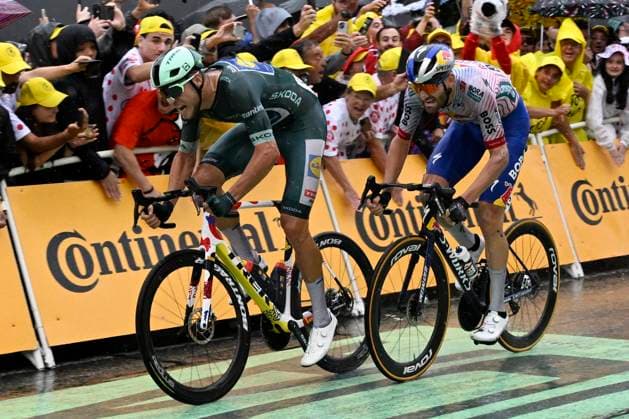 Tour de France 2025 Stage 17 VALENCE, FRANCE - JULY 23 : Milan Jonathan (ITA) of Lidl - Trek wins the sprint, second place for Meeus Jordi (BEL) of Red Bull - BORA - Hansgrohe during stage 17 of the 112th edition of Tour de France an UCI World Tour 2.UWT cycling road race stage for Men Elite of 161 km with start in Bollene and finish in Valence on July 23, 2025 in Valence, France, 23 07 2025 ( Motordriver Kenny Verfaillie - Valence France  Copyright: xJanxDexMeuleneirx