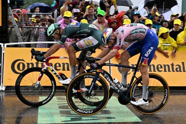 Tour de France 2025 Stage 17 VALENCE, FRANCE - JULY 23 : Milan Jonathan (ITA) of Lidl - Trek wins the sprint, second place for Meeus Jordi (BEL) of Red Bull - BORA - Hansgrohe during stage 17 of the 112th edition of Tour de France an UCI World Tour 2.UWT cycling road race stage for Men Elite of 161 km with start in Bollene and finish in Valence on July 23, 2025 in Valence, France, 23 07 2025 ( Motordriver Kenny Verfaillie - Valence France  Copyright: xJanxDexMeuleneirx