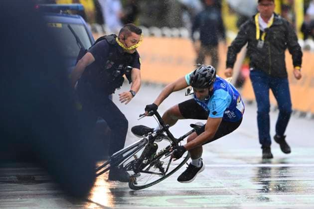 Tour de France 2025 Stage 17 VALENCE, FRANCE - JULY 23 : A streaker stopped by the security during stage 17 of the 112th edition of Tour de France an UCI World Tour 2.UWT cycling road race stage for Men Elite of 161 km with start in Bollene and finish in Valence on July 23, 2025 in Valence, France, 23 07 2025 ( Motordriver Kenny Verfaillie - Valence France  Copyright: xVincentxKalutx