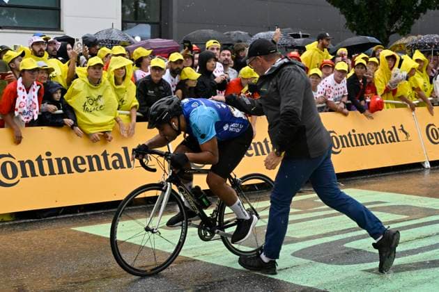 Tour de France 2025 Stage 17 VALENCE, FRANCE - JULY 23 : A streaker stopped by the security during stage 17 of the 112th edition of Tour de France an UCI World Tour 2.UWT cycling road race stage for Men Elite of 161 km with start in Bollene and finish in Valence on July 23, 2025 in Valence, France, 23 07 2025 ( Motordriver Kenny Verfaillie - Valence France  Copyright: xJanxDexMeuleneirx