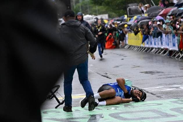 Tour de France 2025 Stage 17 VALENCE, FRANCE - JULY 23 : A streaker stopped by the security during stage 17 of the 112th edition of Tour de France an UCI World Tour 2.UWT cycling road race stage for Men Elite of 161 km with start in Bollene and finish in Valence on July 23, 2025 in Valence, France, 23 07 2025 ( Motordriver Kenny Verfaillie - Valence France  Copyright: xJanxDexMeuleneirx